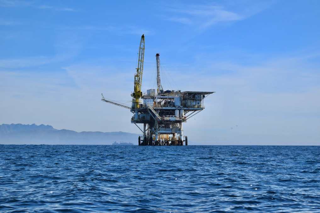 Petróleo em queda: o que a turbulência tarifária revela sobre o futuro da economia global